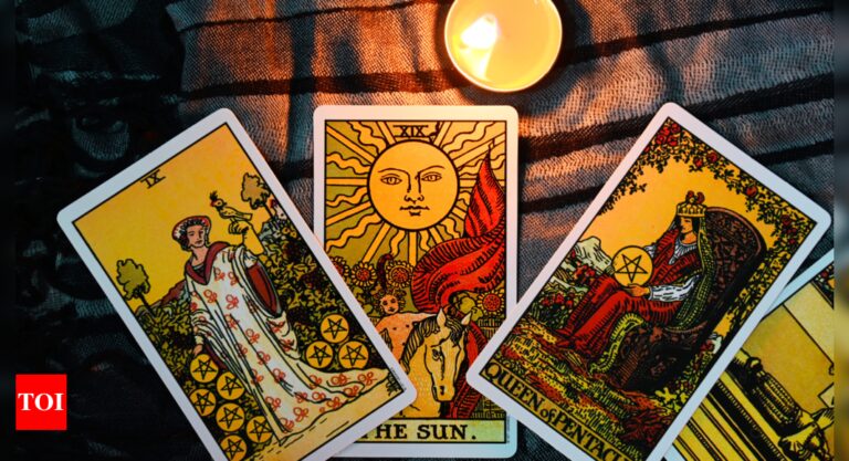 Tarot playing cards and fame : Fable or actuality