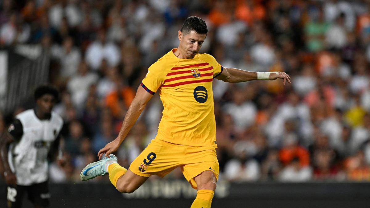 Lewandowski double as Barcelona fight back to beat Valencia